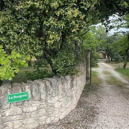 Le Cabanon De La Bergerie Bed & Breakfast *